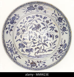 . Un plat chinois, dynastie Ming, Yung-lo période (1403-1424), porcelaine avec bleu, décor en 23. (58,4 cm) de diamètre, Honolulu Academy of Arts . Entre 1403 et 1424. Plat chinois anonyme, dynastie Ming, Yung-lo période (1403-1424), porcelaine avec bleu, décor en 23. (58,4 cm) de diamètre, Honolulu Academy of Arts Banque D'Images