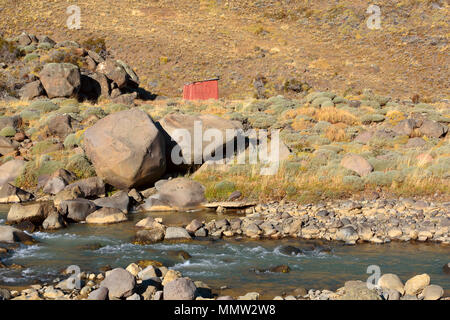 Le logement dans la vallée de la rivière, la Sierra Baguales, Patagonie, Chili Banque D'Images