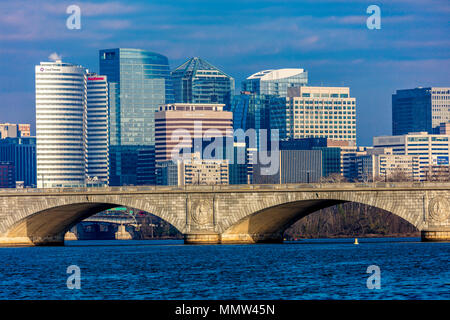 10 AVRIL 2018 - WASHINGTON DC - Memorial Bridge traverse la rivière Potomac en face de Rosslyn, Washington D.C. Banque D'Images