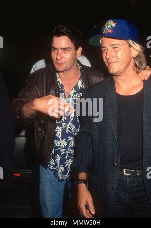 WEST HOLLYWOOD, CA - 03 juin : l'Acteur Charlie Sheen assiste à la fête pour célébrer la première de Pauly Shore's new show MTV Pauly 'tout à fait' au Comedy Store le 3 juin 1990 à West Hollywood, Californie. Photo de Barry King/Alamy Stock Photo Banque D'Images