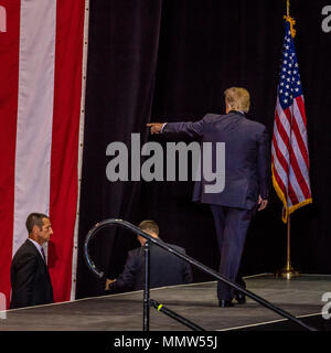 22 août 2017, PHOENIX, AZ Président américain Donald J. Trump les gestes à la foule de supporters au centre de conventions de Phoenix lors d'un rallye Trump 2020 Banque D'Images