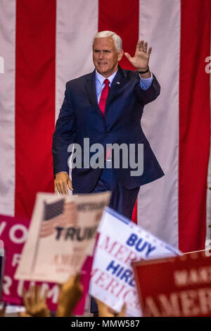 PHOENIX, AZ - Août 22 : Vice président américain Mike Pence courbes et se félicite de partisans lors d'un rassemblement organisé par le Président Donald Trump au centre de conventions de Phoenix lors d'un rallye Trump 2020 Banque D'Images