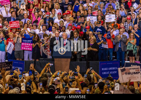 PHOENIX, AZ - Août 22 : Vice président américain Mike Pence, flanqué de Frankin Graham (L) et Ben Carson (R) s'adresse à une foule de supporters pour Président Trump 2020 rassemblement à la Phoenix Convention Center Banque D'Images
