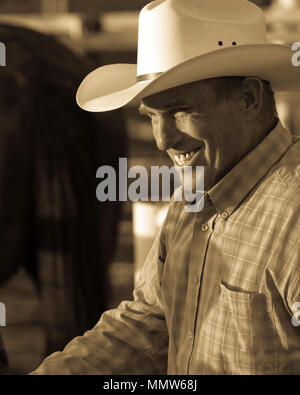 22 juillet 2017 - COLORADO NORWOOD cowboy dans plad montres chemise Rodeo du bassin de San Miguel, San Miguel County Fairgrounds Banque D'Images