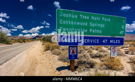 Août 23, 2017 route du désert à distance à Joshua Tree National Park, près de l'Interstate 10, près de la frontière de l'Arizona Californie Banque D'Images