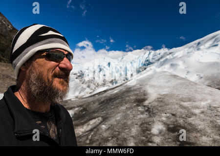 El Calyfate, Argentine - le 14 décembre 2016 : un homme en lunettes de soleil et chapeau donne sur le glacier Perito Moreno au début d'une randonnée sur la glace Banque D'Images