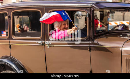 3 mars 2018 - AUSTIN, TEXAS - senior femme vole Texas flag down Congress Avenue pour l'assemblée annuelle de la Journée de l'indépendance du Texas à la parade Texas Capitol. Un fonctionnaire de l'Etat, la journée célèbre Texas' déclaration d'indépendance du Mexique le 2 mars, 1836 Banque D'Images