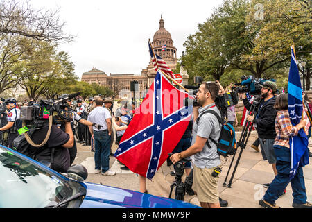 3 mars 2018, PRO-TRUMP RALLY, AUSTIN TEXAS - Pro-Trump Rallye attente militants soutenant le président Trump, State Capitol, Austin Texas et disposent d'un drapeau confédéré Banque D'Images