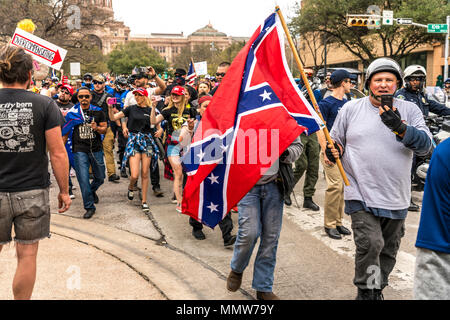 3 mars 2018, PRO-TRUMP RALLY, AUSTIN TEXAS - Pro-Trump Rallye attente militants soutenant le président Trump, State Capitol, Austin Texas et disposent d'un drapeau confédéré Banque D'Images