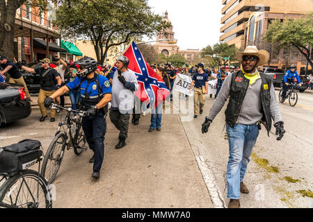 3 mars 2018, PRO-TRUMP RALLY, AUSTIN TEXAS - Pro-Trump Rallye attente militants soutenant le président Trump, State Capitol, Austin Texas et disposent d'un drapeau confédéré avec African American partisan Banque D'Images