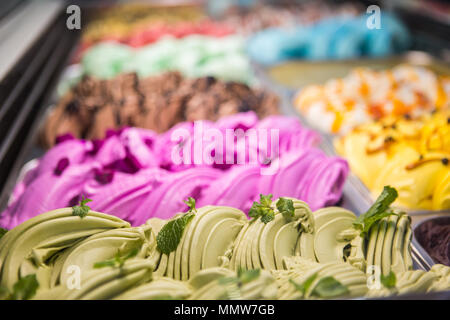 Gros plan de différentes glaces sur l'affichage, crème glacée italienne, desserts glacés. Banque D'Images