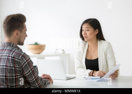 Méfiants à l'asian businesswoman discuter affaires docu Banque D'Images