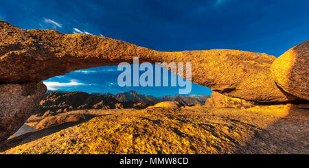 Passage de Mobius Pic de Lone Pine Mount Whitney arche naturelle inférieure érodée Alabama Hills Lone Pine en Californie USA Amérique du Nord Arch Banque D'Images