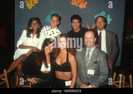 LOS ANGELES, CA - 18 juillet : (L-R), actrice Lark Voorhies, l'actrice Tiffani Thiessen, Mark-Paul Gosselaar, acteur actrice Elizabeth Berkley, l'acteur Mario Lopez, l'acteur Dennnis exécutif Brandon Tartikoff Haskins et assister à NBC All Stars Party le 18 juillet 1990 à Los Angeles, Californie. Photo de Barry King/Alamy Live News Banque D'Images