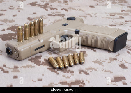 Handgun on camouflage Banque D'Images