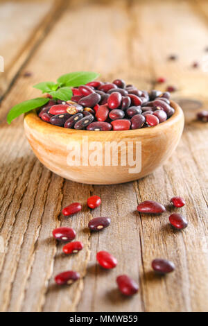 Haricots verts crus rouge avec sur une table en bois Banque D'Images