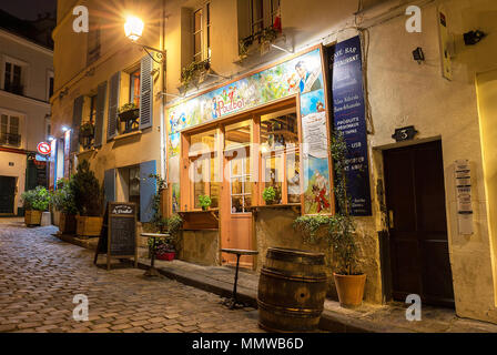 Le café traditionnel français Poulbot la nuit, Paris, France. Banque D'Images