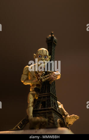 Le Seigneur des anneaux, Gollum aka Smeagol toy saisissant la Tour Eiffel Banque D'Images