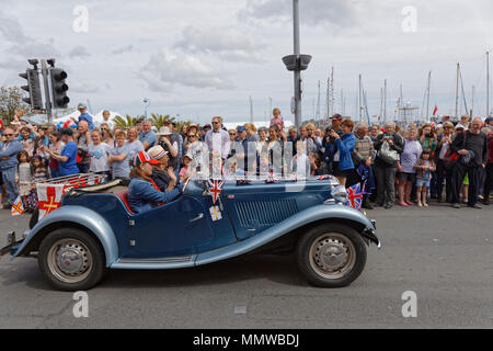 Un MG Voiture de sport classique à l'église le jour de la libération de Guernesey Rally Banque D'Images