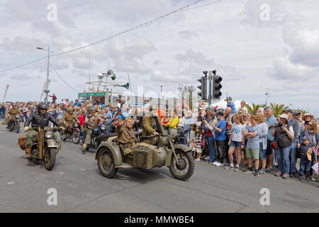 Soldat guerre patriotique soviétique de reconstitution historique et un style soviétique WW2 & moto side-car combinaison à la Liberation Day Parade, Guernesey Banque D'Images