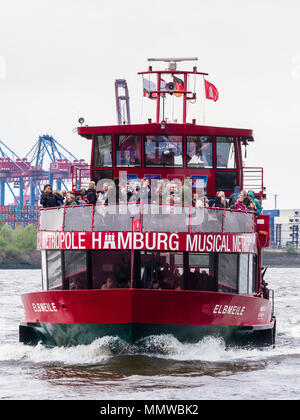 Hambourg River Ferry - l'un des ferries réguliers river sur l'Elbe, le trafic de passagers entre des parties du port. Banque D'Images