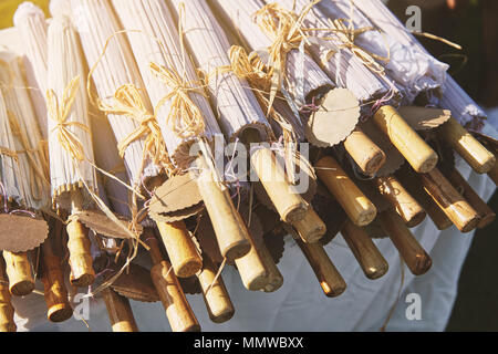 Close-up une pile de bois chinois populaires parapluie avec étiquette de nom vide, l'un des articles préférés pour les souvenirs de mariage Banque D'Images