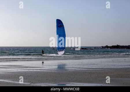 Le kite surf à Guernsey Vazon Bay Banque D'Images