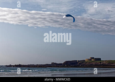 Le kite surf à Guernsey Vazon Bay Banque D'Images