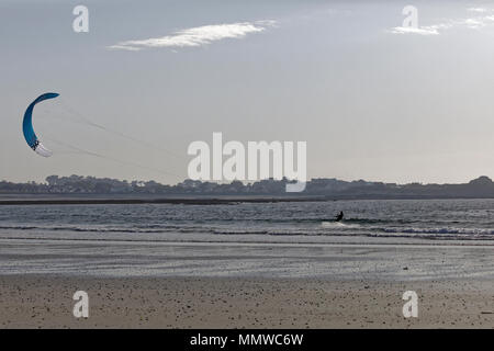 Le kite surf à Guernsey Vazon Bay Banque D'Images