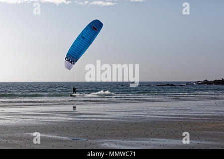 Le kite surf à Guernsey Vazon Bay Banque D'Images