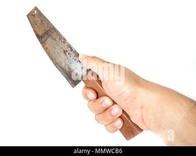 Man hand holding grande cuisine rusty knife on White Background (Arrière-plan) isolés. Banque D'Images