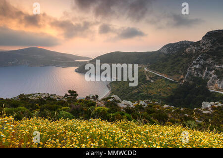 Moody matin vue sur le littoral de fourni, la Grèce. Banque D'Images