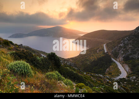 Moody matin vue sur le littoral de fourni, la Grèce. Banque D'Images