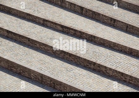 Résumé de diagonale escaliers, ancien escalier en granit usé sur une place de la ville, large escalier en pierre souvent perspective vu près de monuments et points de repère. Banque D'Images