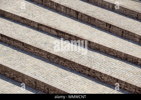 Résumé de diagonale escaliers, ancien escalier en granit usé sur une place de la ville, large escalier en pierre souvent perspective vu près de monuments et points de repère. Banque D'Images