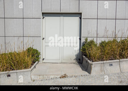 Fermer porte grise avec mur en aluminium ou en acier Banque D'Images