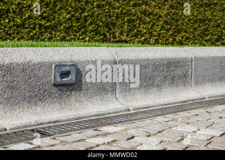 Pleins feux sur les dommages au petit mur route trottoir passerelle extérieure Banque D'Images