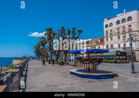 Zone piétonne sur les remparts d'Alghero - Sardaigne dans une journée ensoleillée de printemps Banque D'Images