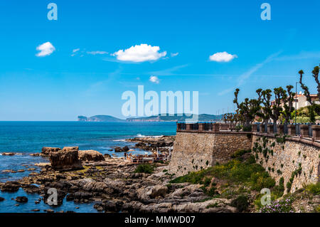 Paysage de la ville de Alghero - Sardaigne dans un cadre ensoleillé et nuageux jour du printemps Banque D'Images