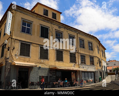 Un snack-bar dans un bâtiment à ce montre son âge près de Largo Pelourinho vers le front de mer à Funchal à Madère Banque D'Images