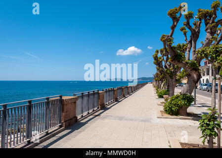 Zone piétonne sur les remparts d'Alghero - Sardaigne dans une journée ensoleillée de printemps Banque D'Images