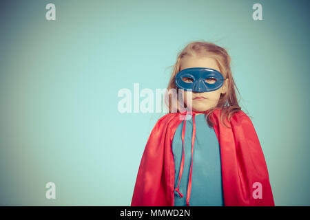 Funny little girl playing power super héros. Banque D'Images