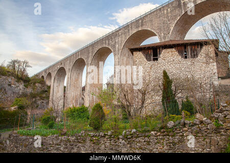 Canal de la Bourne Parnans dans l'Auvergne-Rhône-Alpes France Voyage Banque D'Images