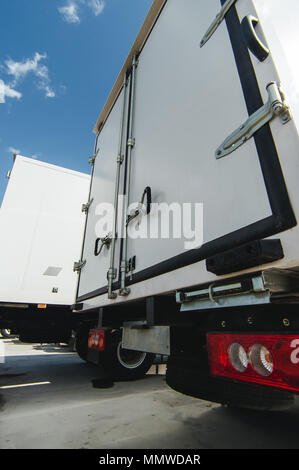 Véhicules pour le transport de marchandises business. Les camions de petits camions utilitaires légers et moyens. nouveau groupe de voitures fourgonnettes de couleur blanche Banque D'Images