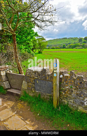 Un style traditionnel en pierre situé dans un mur de pierre. Cette ballade en campagne fait partie du chemin de la côte galloise et est entre le château de Ogmore Ogmore et vers le bas. Banque D'Images