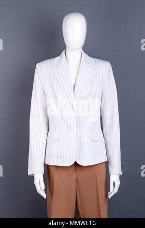 Female mannequin dans Blazer à rayures blanches. Banque D'Images