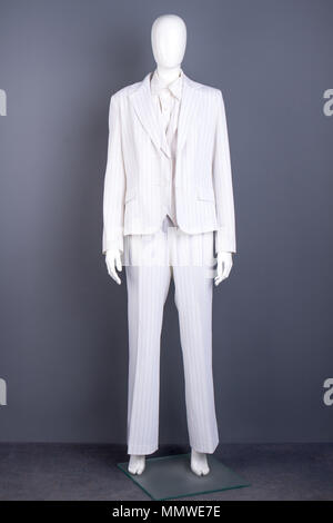 En mannequin femme blazer et pantalon blanc. Banque D'Images