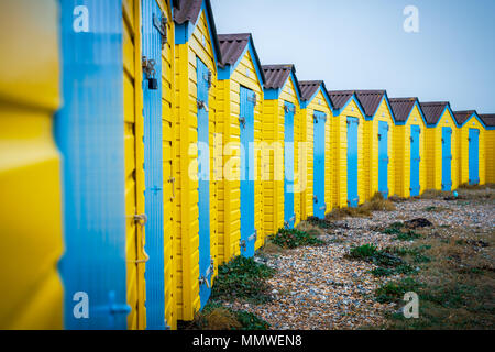 Cabines colorées sur la plage de Littlehampton West Sussex, Angleterre. Banque D'Images