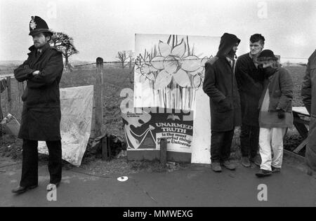 Greenham Common Womens Peace Movement personnes protestant contre la confrontation passive années 1985 1980 Royaume-Uni HOMER SYKES Banque D'Images