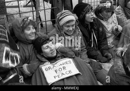 Camp de paix pour femmes de Greenham Common. Grannies for Peace, les femmes âgées s'assoient pour protester contre la confrontation passive. 1985, ANNÉES 1980 ROYAUME-UNI HOMER SYKES Banque D'Images